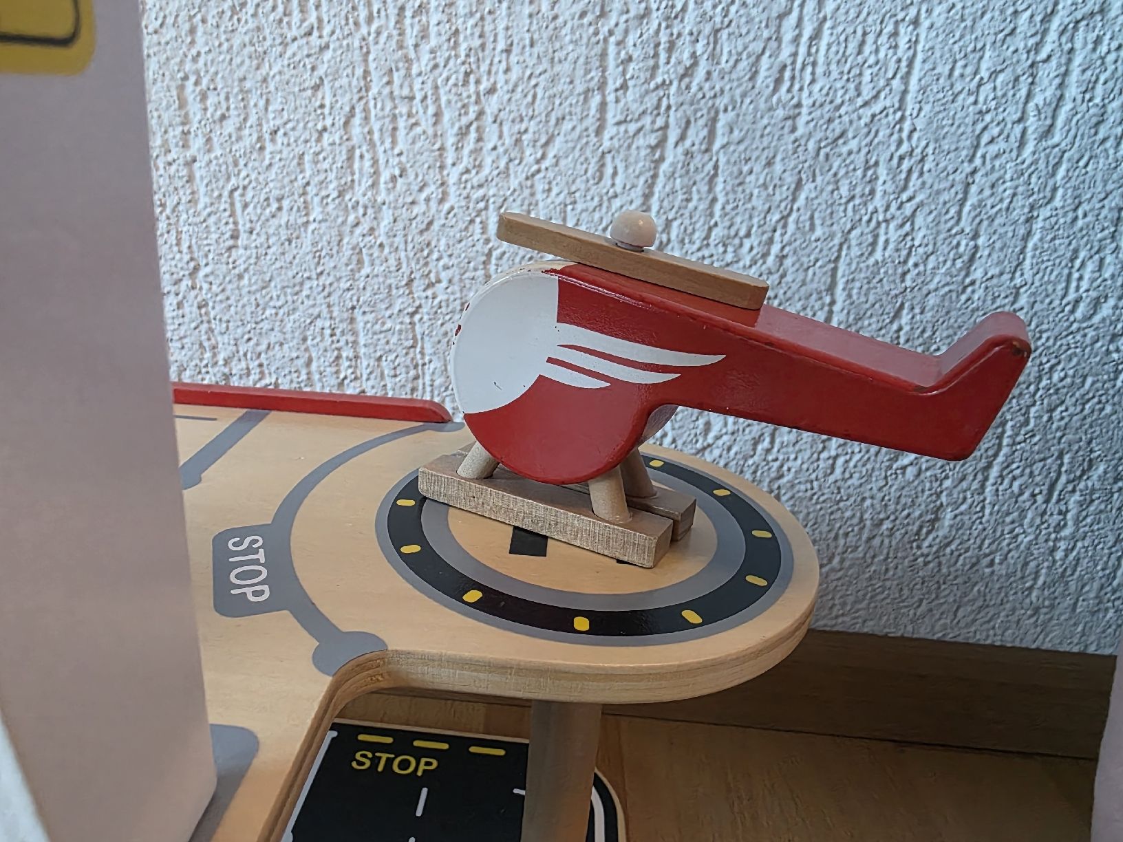 Spielzeuge: Flughafen aus Holz – Gebraucht aus Pfäffikon SZ von vmod 3