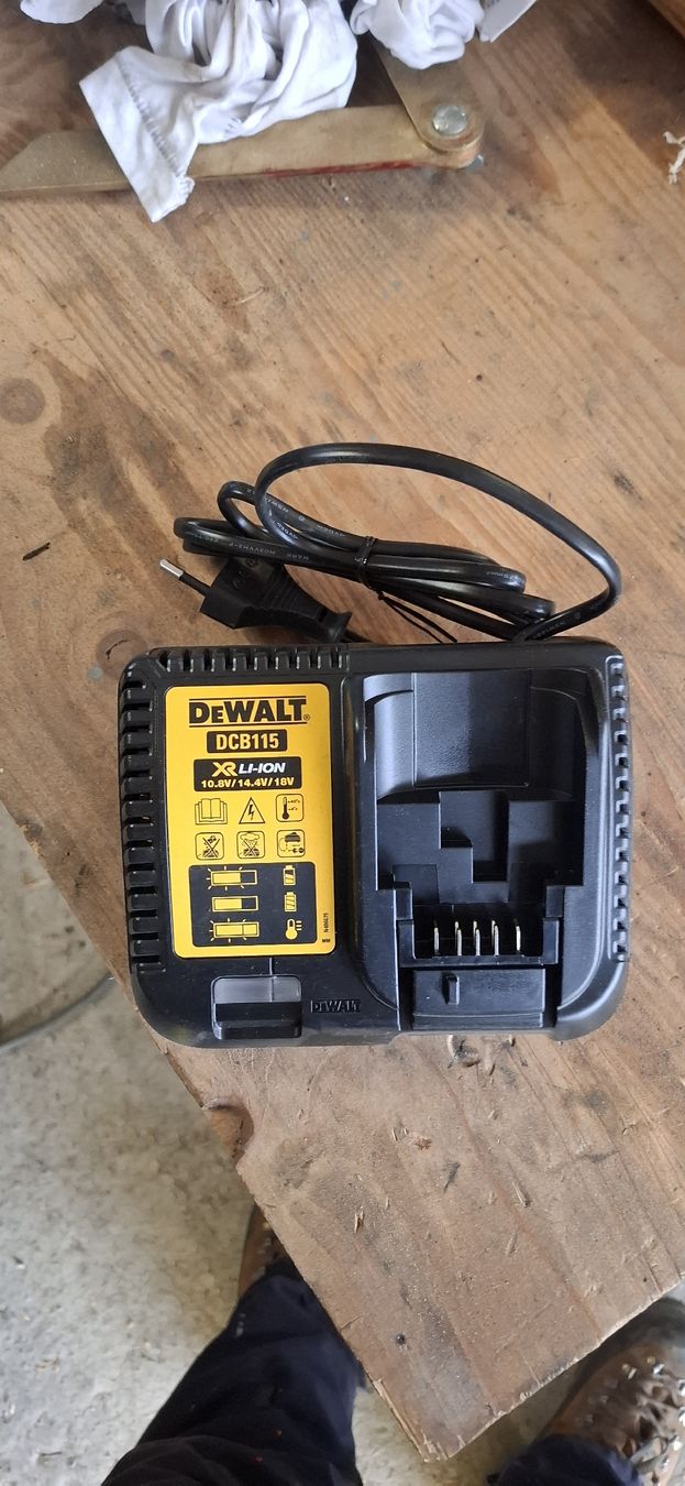 Dewalt Accus & piles: Dewalt ladegerät – Neuf (Voir description) à Unterägeri par ite_x2gr