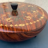 Superbe VINTAGE boîte en tôle faux bois marqueté sur pieds
