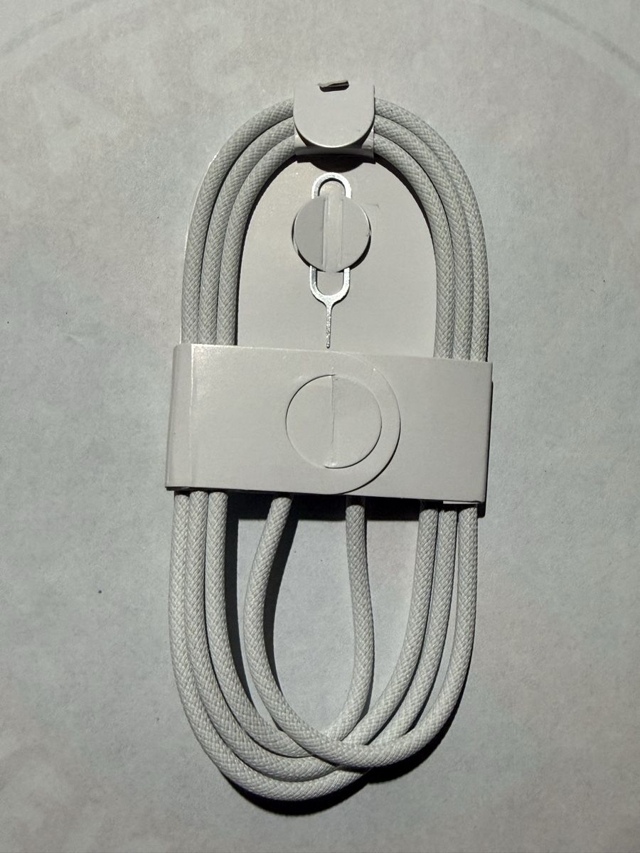 Cavi: Câble USB-C tressé blanc 1m neuf – Nuovo e nell'imballaggio originale da Lausanne venduto da Licio7