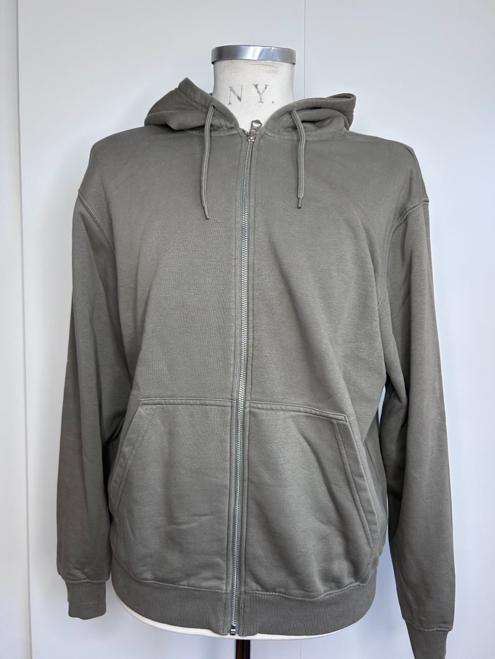 Weekday Pullover & Sweatshirts: Weekday Standard Zip Hoodie – Gebraucht aus St. Gallen von look-twice