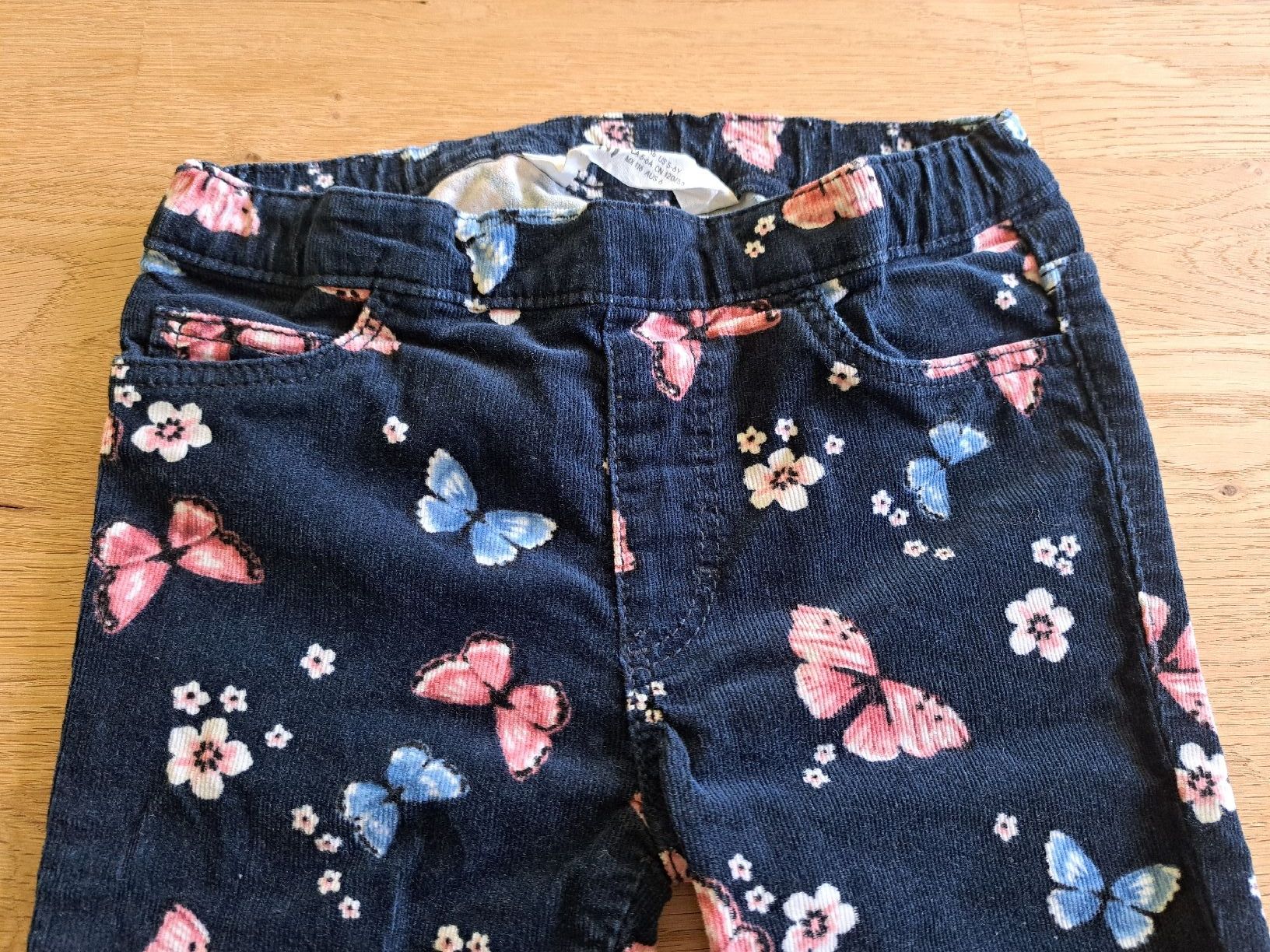 H&M Pantaloni: H&M Cordhose Schmetterlingsmuster, Gr. 116 – Usato da Bergdietikon venduto da Staphylococcus 1