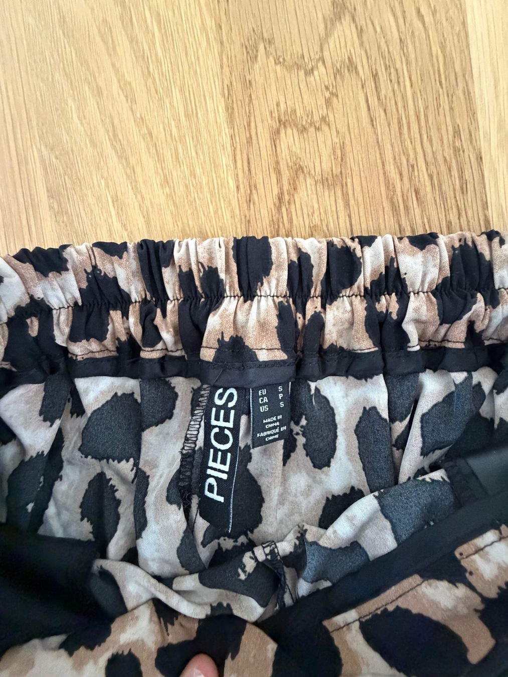 Pieces Hosen: Pieces Stoffhose mit Leopardenmuster – Gebraucht aus Luzern von maz_jq6n 1