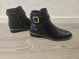 Stiefeletten schwarz mit Schnalle 