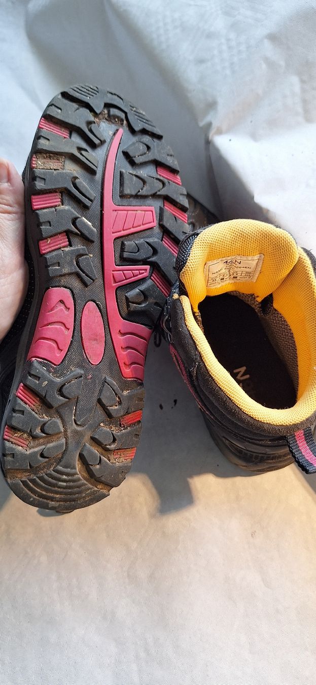 Abbigliamento: Wanderschuhe Gr. 35 – Usato da Innertkirchen venduto da mar_km9t 2