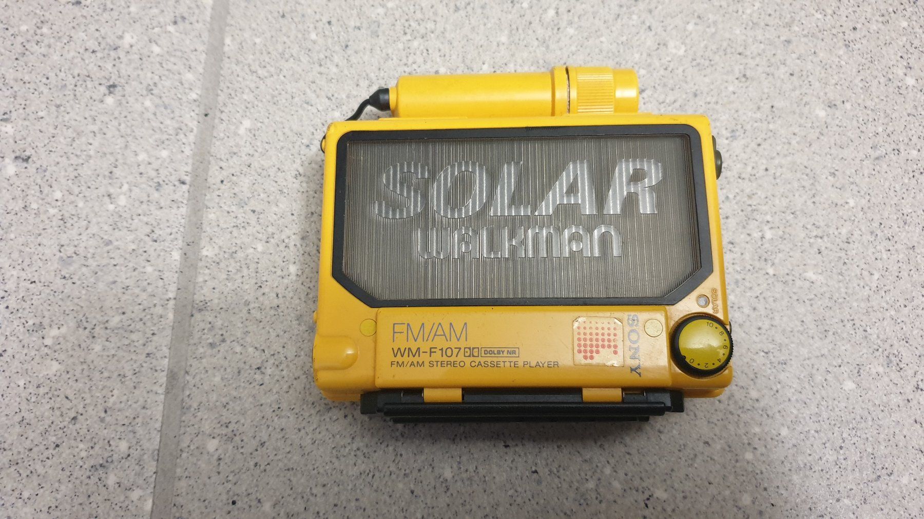 Sony Lettore multimediale portatile: SONY Solar Walkman WM-F107 – Usato da Stäfa venduto da Supertramp73