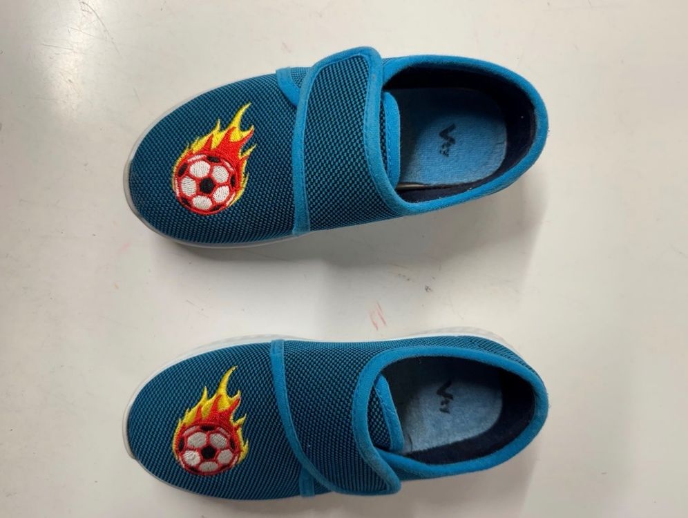 Chaussures garçon: Kinder Hausschuhe Grösse 28 – D'occasion à Zürich par zd_1965 4
