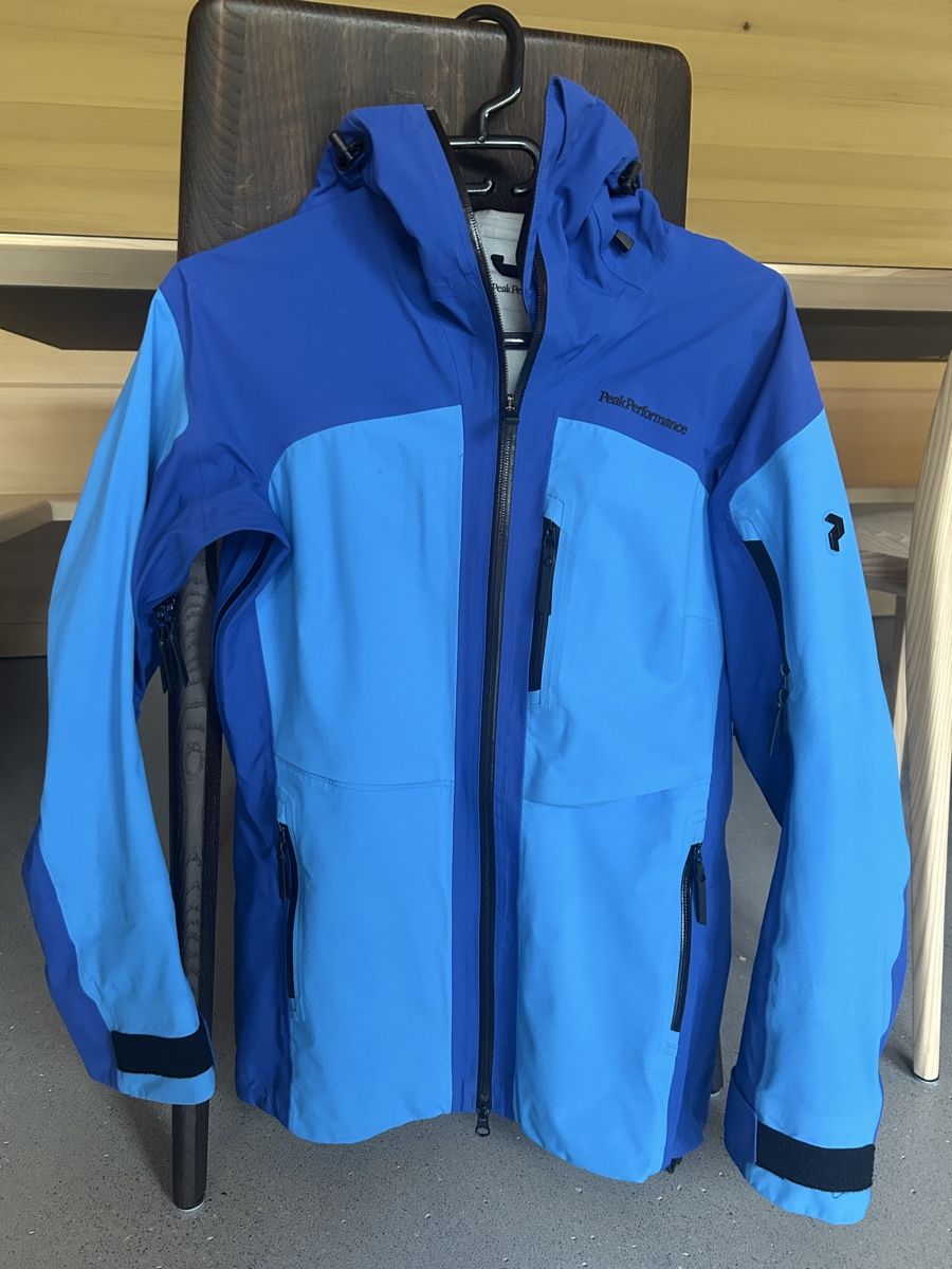 Peak Performance Jacken: Peak Performance Jacke – Gebraucht aus Appenzell Meister. von HolderioAI