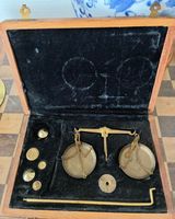 Balance de précision ancienne en laiton dans coffret bois