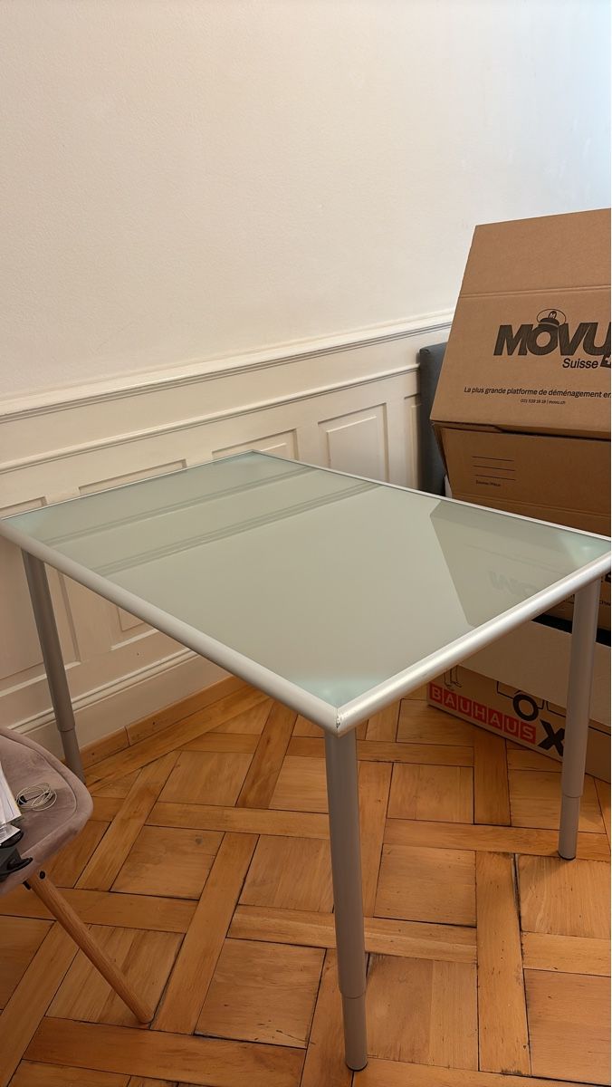Tables: Zu verschenken:Esstisch Glas Metall Gestell leicht gebraucht – D'occasion à St. Gallen par wag_pb6k
