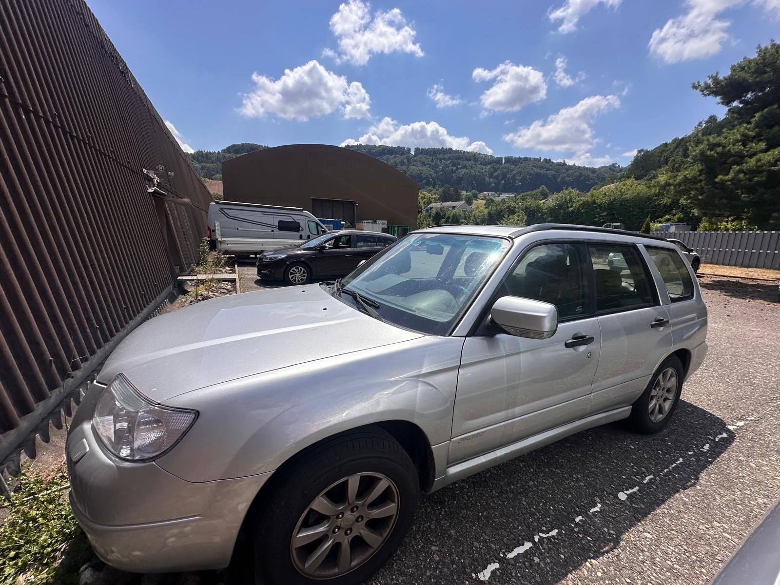 Subaru Automobili: Subaru Forester 4x4 Silber Gebrauchtwagen – Usato da kehrsatz venduto da AutocenterKehrsatz 1