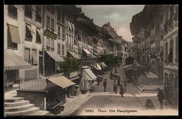 AK Thun, belebte Straßenpartie in der Hauptgasse