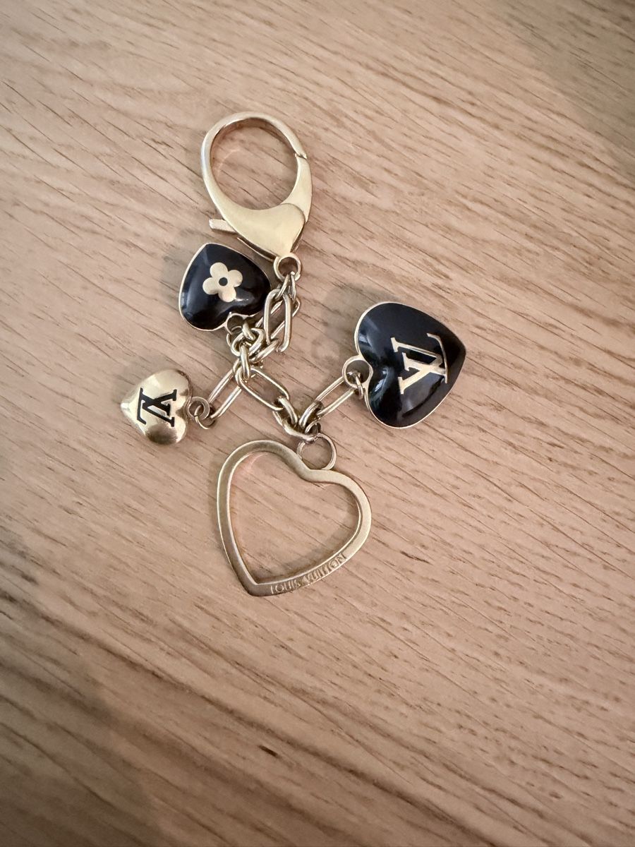 Louis Vuitton Portachiavi: Authentic Louis Vuitton Bijoux Sac Cool Heart Charm Amaranth – Nuovo (secondo la descrizione) da Zollikon venduto da houseofsamar