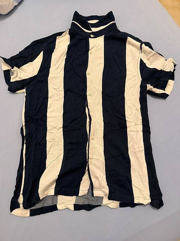 Chemises: BERSHKA GESTREIFTES HEMD – D'occasion à Kriens par davide_damiani11