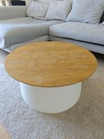 Runder Couchtisch von Micasa mit einer Holz-Tischplatte