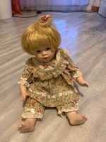Poupée en porcelaine de bébé assis