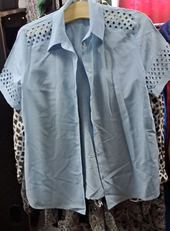 Bluse hellblau Grösse 38 mit Stickerei guter Zustand
