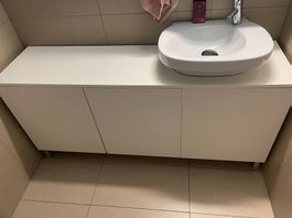 Sehr guter Zustand, extra zugeschnitten für Badezimmer