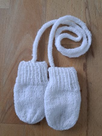 Warme Fäustlinge gestrickt Gr. 56/62 mit Kordel
