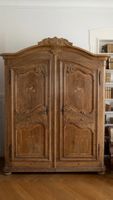 Ancienne armoire fribourgeoise en bois massif, marqueterie o