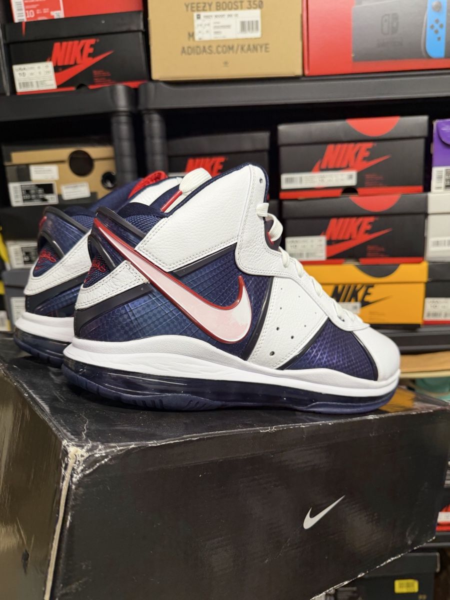 Nike Scarpe da uomo: Nike Lebron 8 Veterans Day (2010) – Nuovo (secondo la descrizione) da St-Légier-La Chiésaz venduto da Swoosh. 1