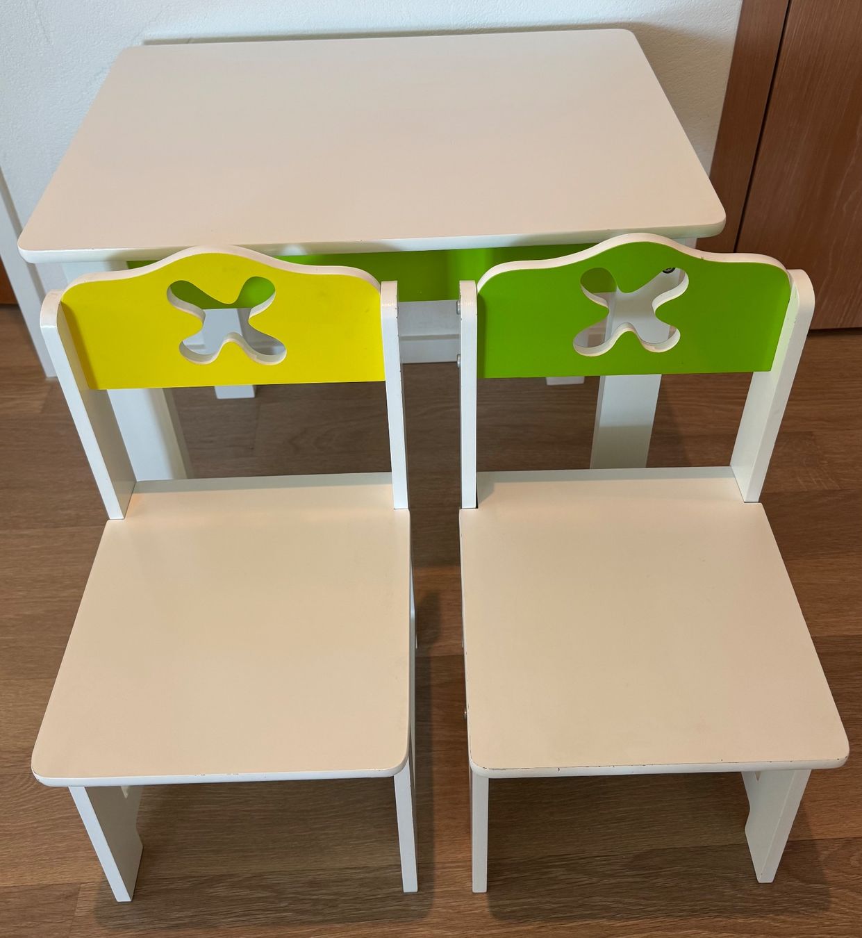 Set di tavolo e panche: Sitzgruppe Kindersitzgruppe Table & Chairs Set for Children – Usato da Richterswil venduto da Lea_Schmidt 1