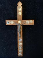 Kleines Holz- Kreuz mit Jesus.