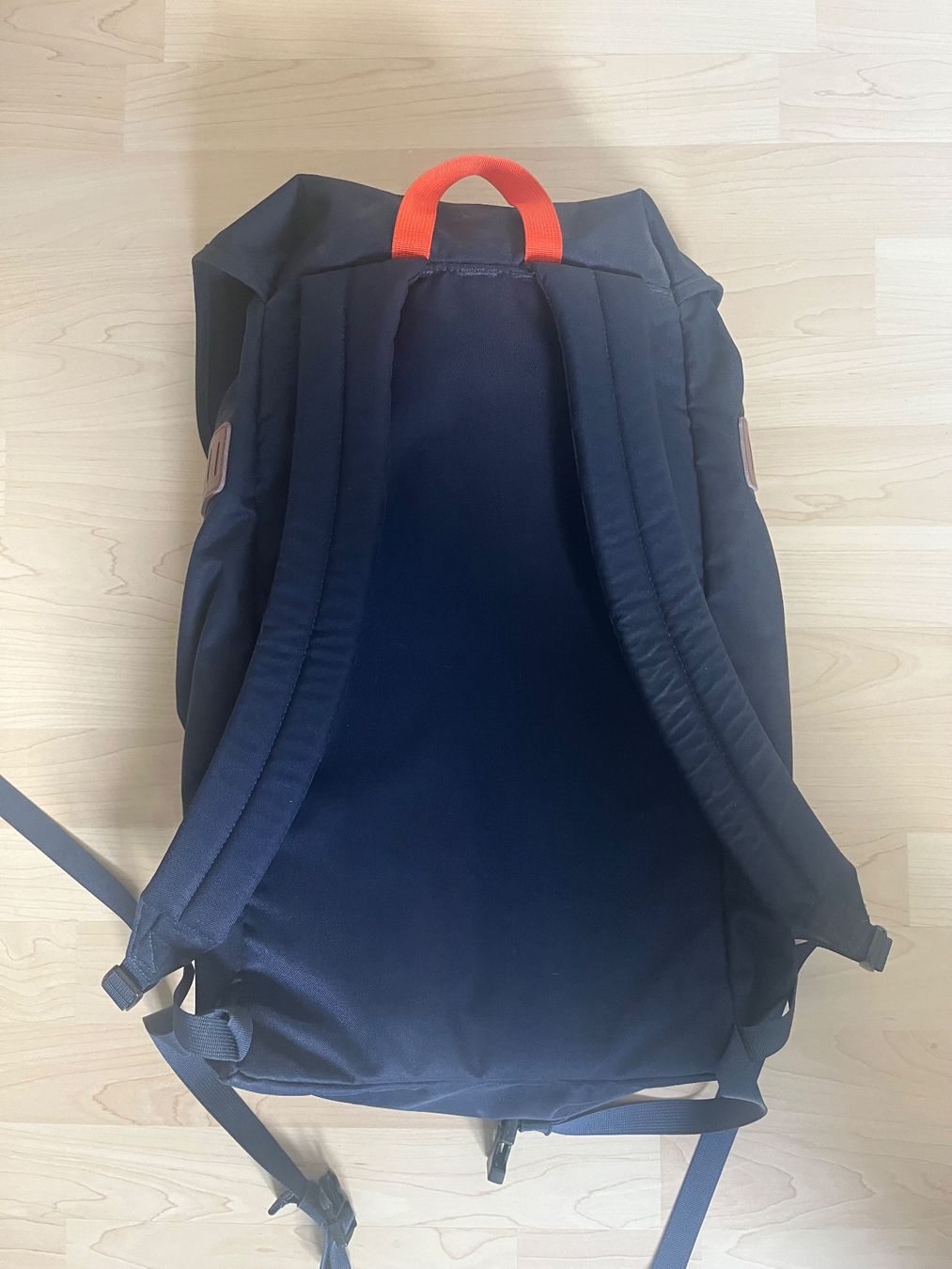 Patagonia Zaini: Patagonia: dunkelblauer Rucksack mit orangem Griff – Usato da Luzern venduto da ellitussi 1