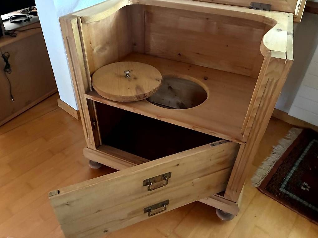 Cassettiere: Antikes Kommode, ursprünglich ein Nachttopf – Usato da St. Gallen venduto da Fasi79 3