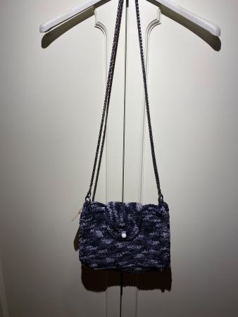 HANDTASCHE MIT KETTE-BLAUTÖNE,HANDGEMACHT