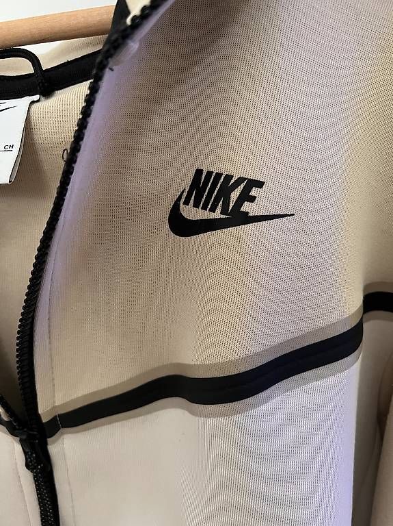 Top: Nike tech (haut) – Usato da Bussigny venduto da all_7l88 2