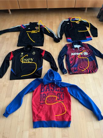 FC Basel Fussballtrikots Grösse M 4 Stck. ein Hoodie