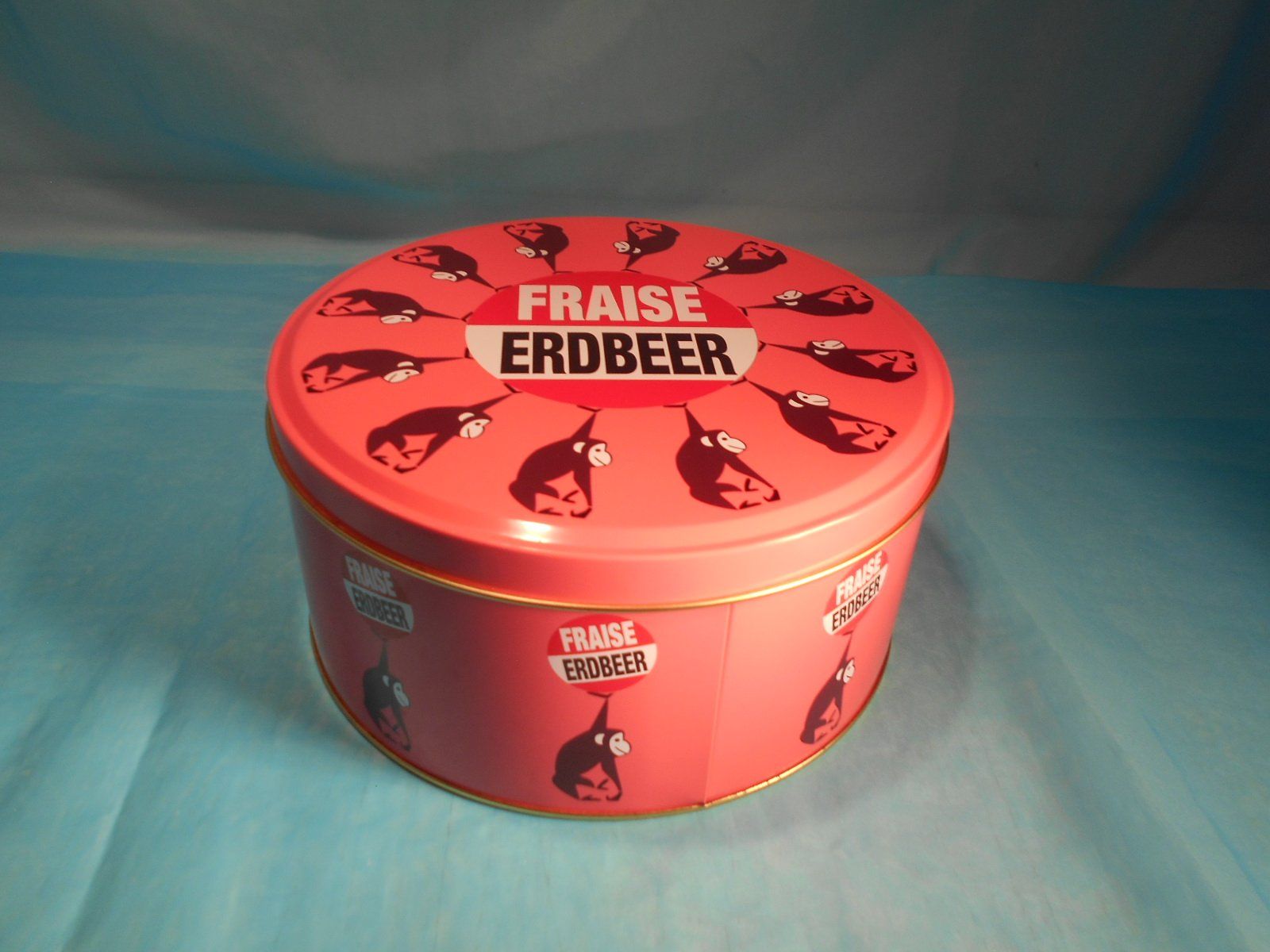 Altro in Decorazioni & Accessori: Grosse Blechbüchse Erdbeer Eis, MIGROS, mit Affe – Usato da Bellach venduto da JingleCherry 1