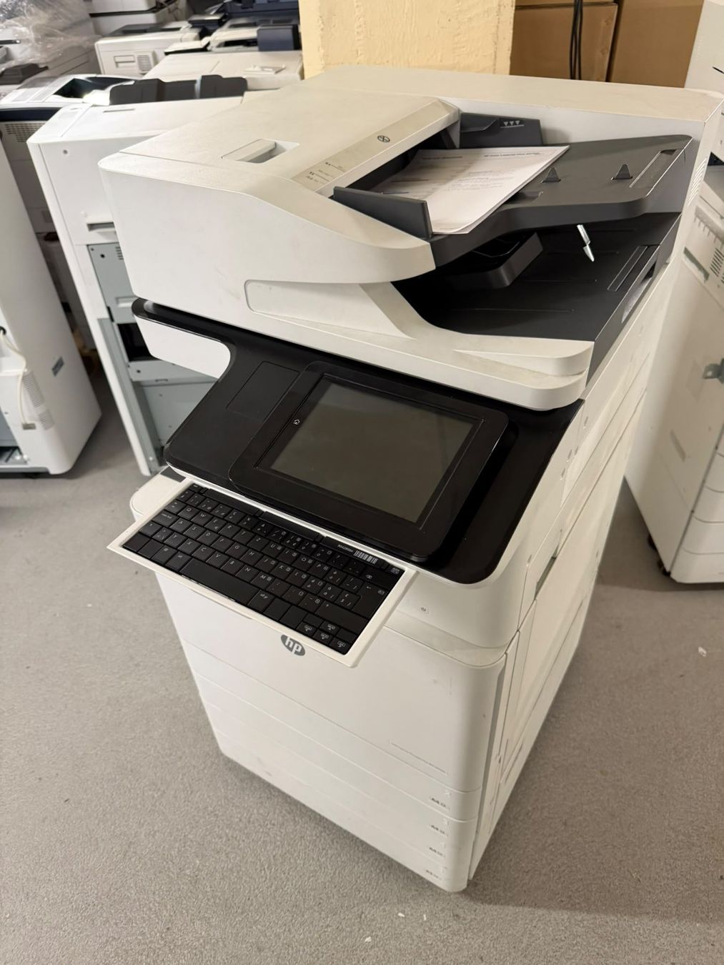 Hewlett Packard Stampanti: HP Color LaserJet Flow E87640 –A3 Farb-Multifunktionsdrucker – Usato da Dottikon venduto da refurbished-IT 2