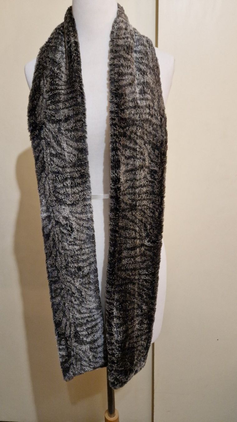 Foulard & Sciarpe: Grauer ultraweicher 'getigerter' Kunstfell-Schal – Usato da Oberengstringen venduto da Sheera7 3