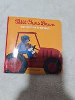 Livre petit ours brun conduit le tracteur