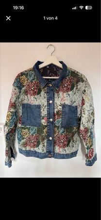 Jeansjacke mit Blumenmuster 