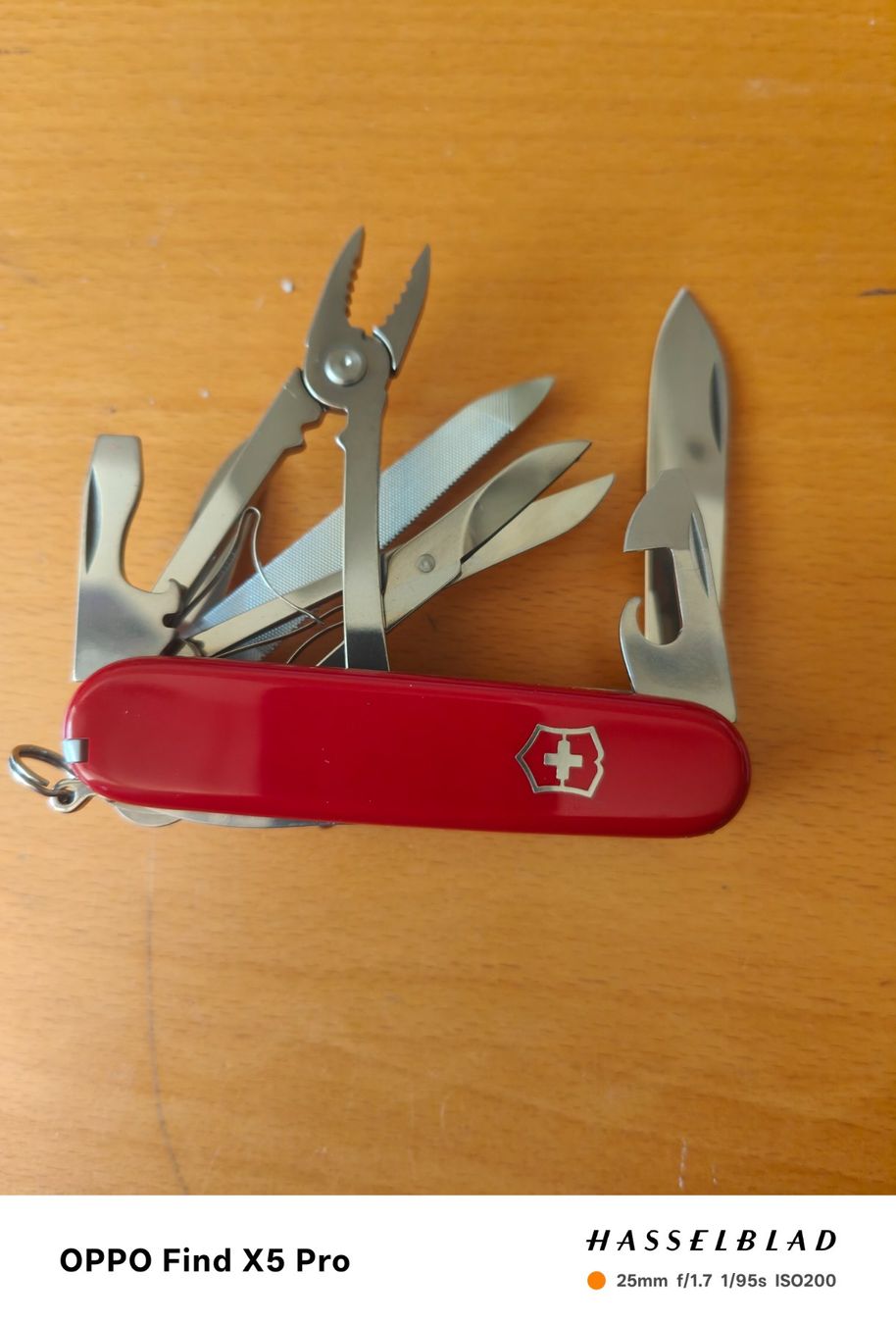 Victorinox Coltelli tascabile: Victorinox Taschenmesser rot mit Box – Nuovo e nell'imballaggio originale da Basel venduto da M2