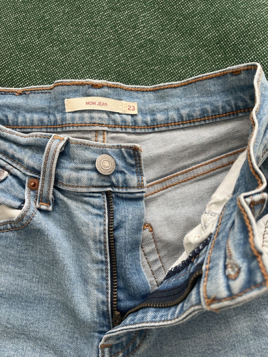 Levi's Jeans: Levi's Mom Jeans, Grösse 23, Hellblau – Usato da Andwil SG venduto da sas_m9tn 1