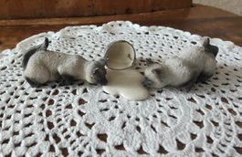 Zwei Siamkatzenfiguren aus Keramik 