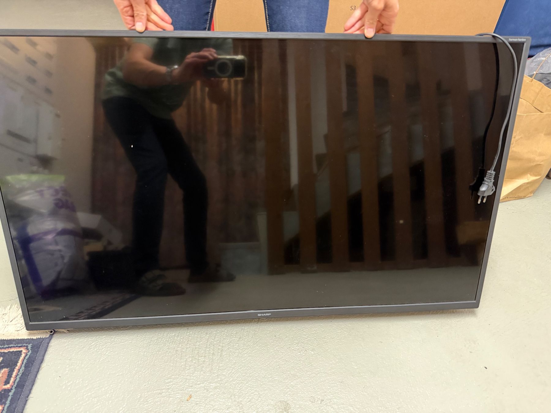 Sharp Fernseher: Sharp Fernseher schwarz gebraucht mit Standfuss – Gebraucht aus St. Gallen von wintiboy