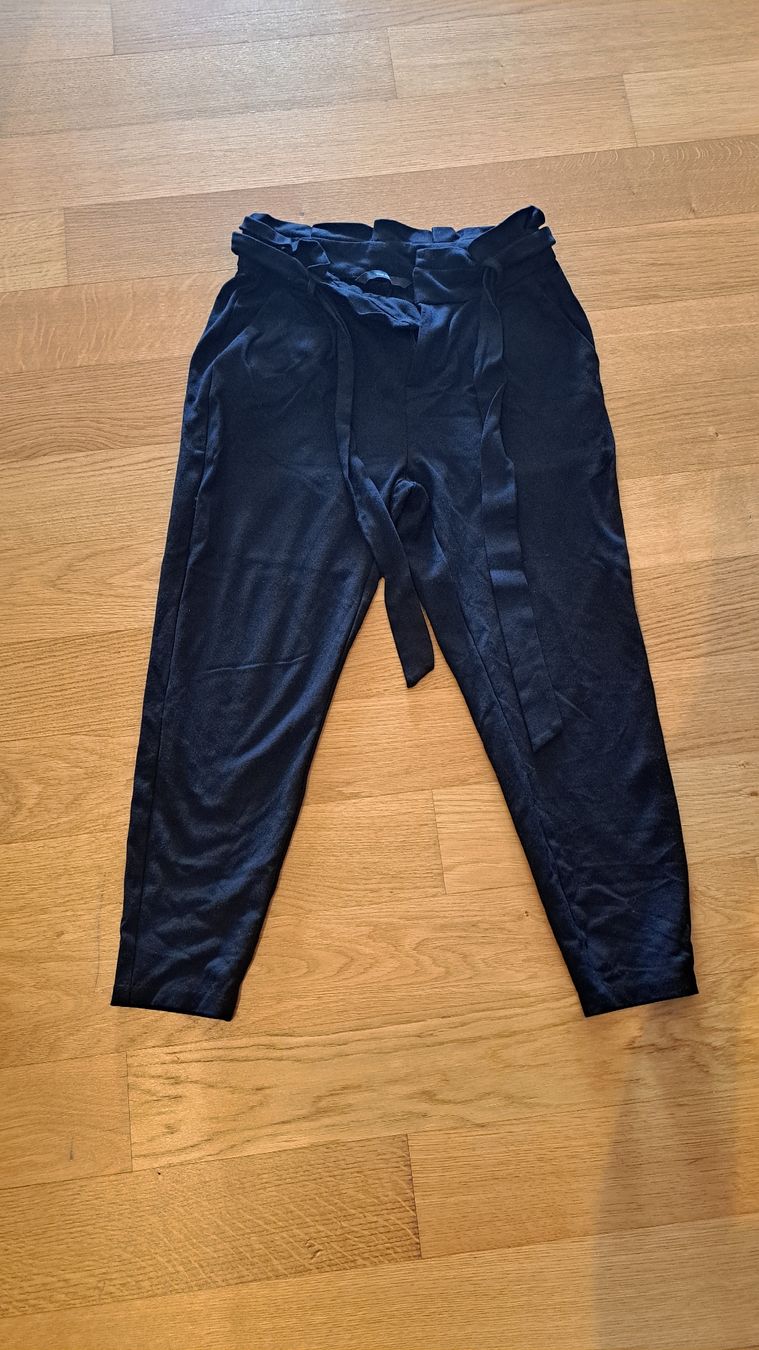 Vero Moda Pantaloni: Stoffhose mit Bindegürtel Vero Moda Schwarz – Usato da Seengen venduto da ja6_65wp 1