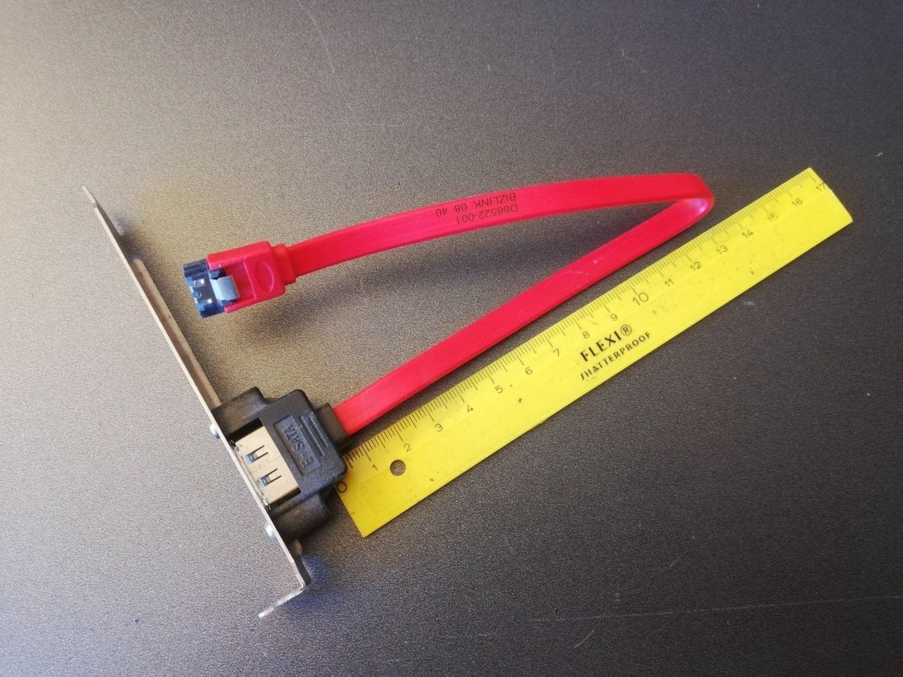 Cavi: eSATA Slotblech m. internem SATA Stecker – Usato da Thundorf venduto da Swizzzly 1
