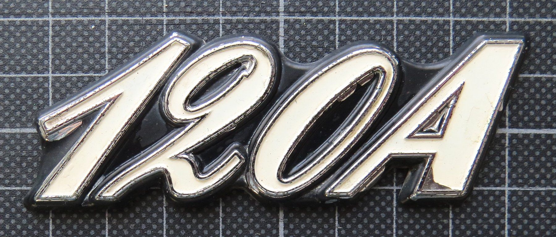 Tutti pezzi di ricambio auto: Datsun 120A Schriftzug – Usato da Ettingen venduto da campione_1