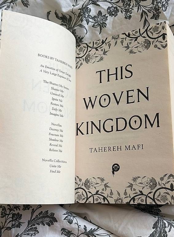 Libri: This Woven Kingdom - Tahereh Mafi – Nuovo e nell'imballaggio originale da Glattpark(Opfikon) venduto da aal_m5w5 3