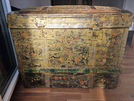 Antike Reisetruhe ca. 1880. Handbemalt. Stabil. Mit Patina.