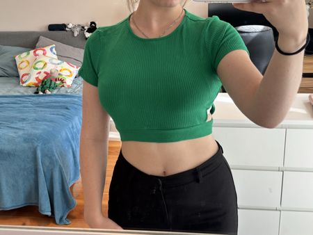 Grünes Crop Top mit Cut-Out Grösse S guter Zustand