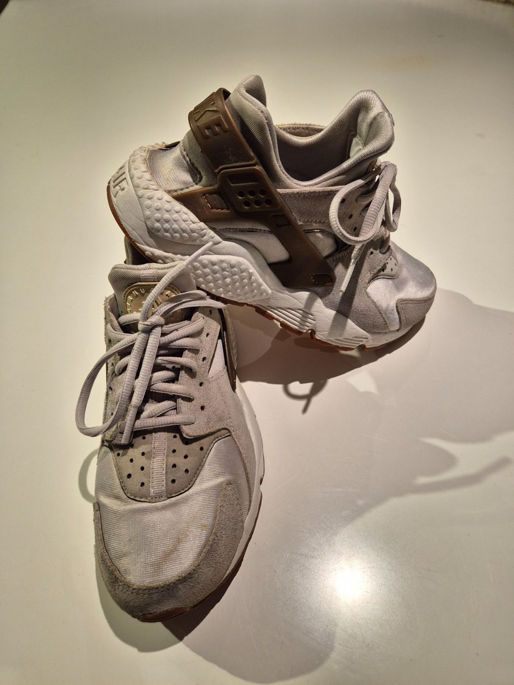 Nike Scarpe da donna: Basket Nike Huarache – Usato da Valeyres-sous-Montagny venduto da Romy.