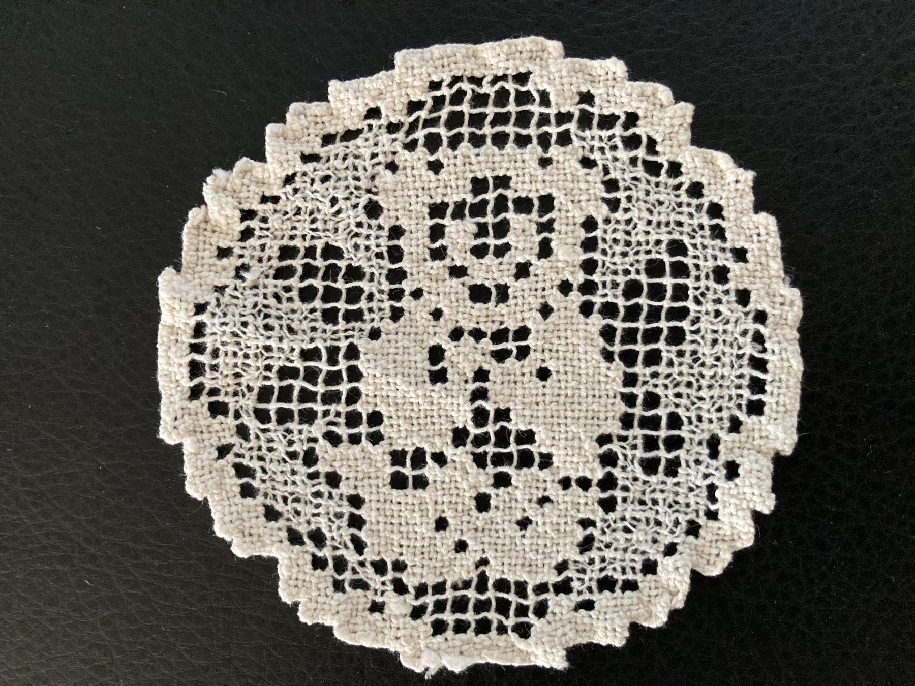 Dessous de verre: SPITZENDECKCHEN   KLÖPPELDECKCHEN   HANDARBEIT  TEDDYBÄR – D'occasion à Subingen par ArtBead