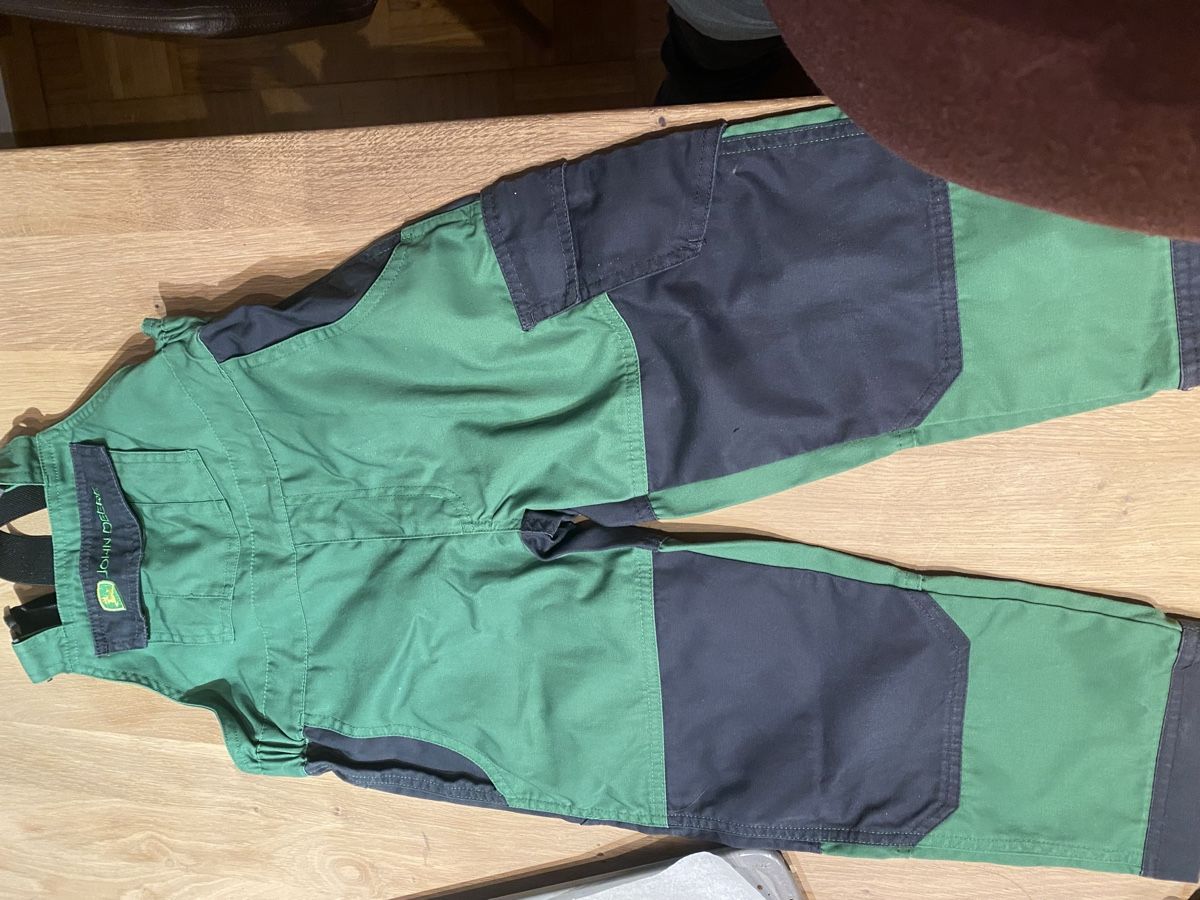 John Deere Pantaloni: John Deere Latzhose für Kinder – Nuovo (secondo la descrizione) da Toffen venduto da Christof82
